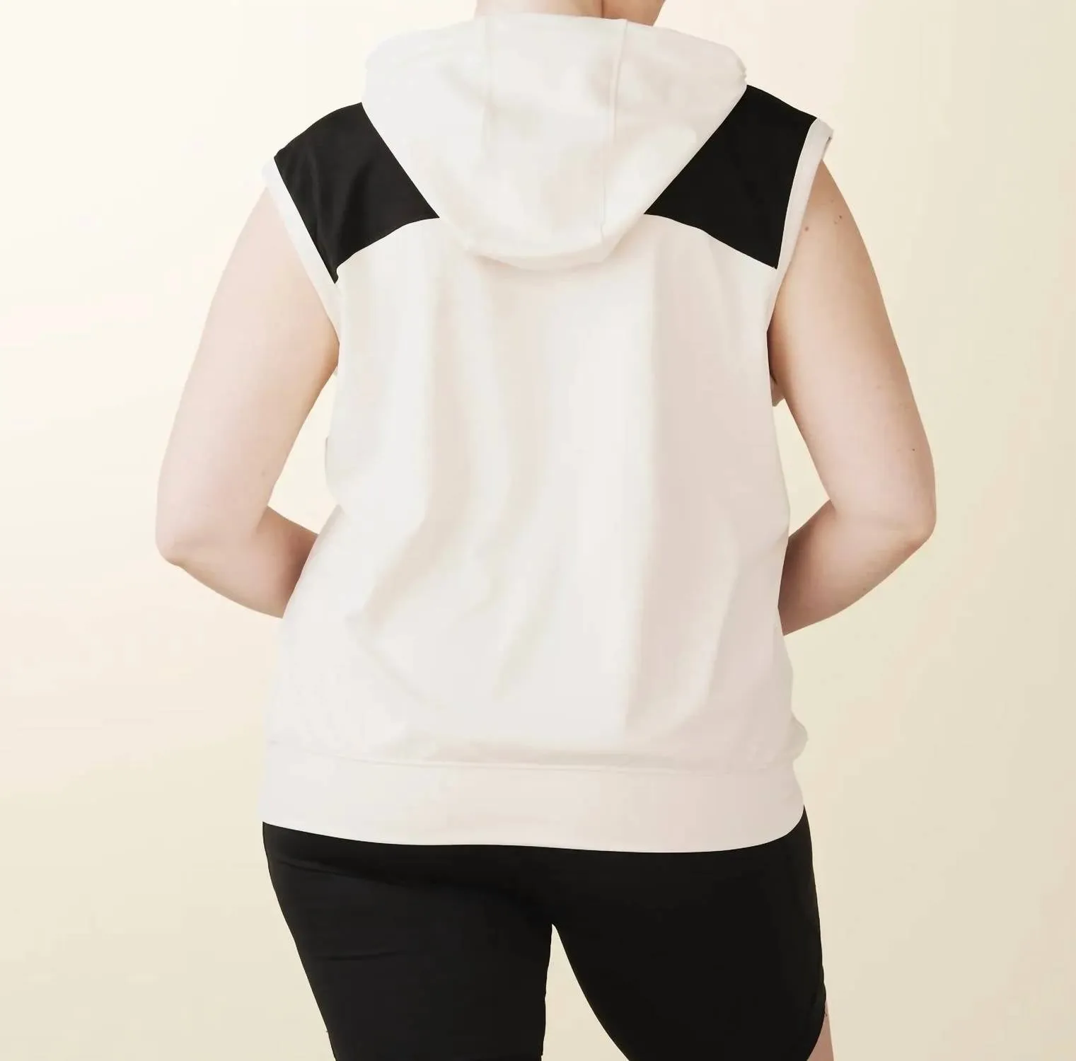 Sleeveless Warm Up Hoodie In Dune/black