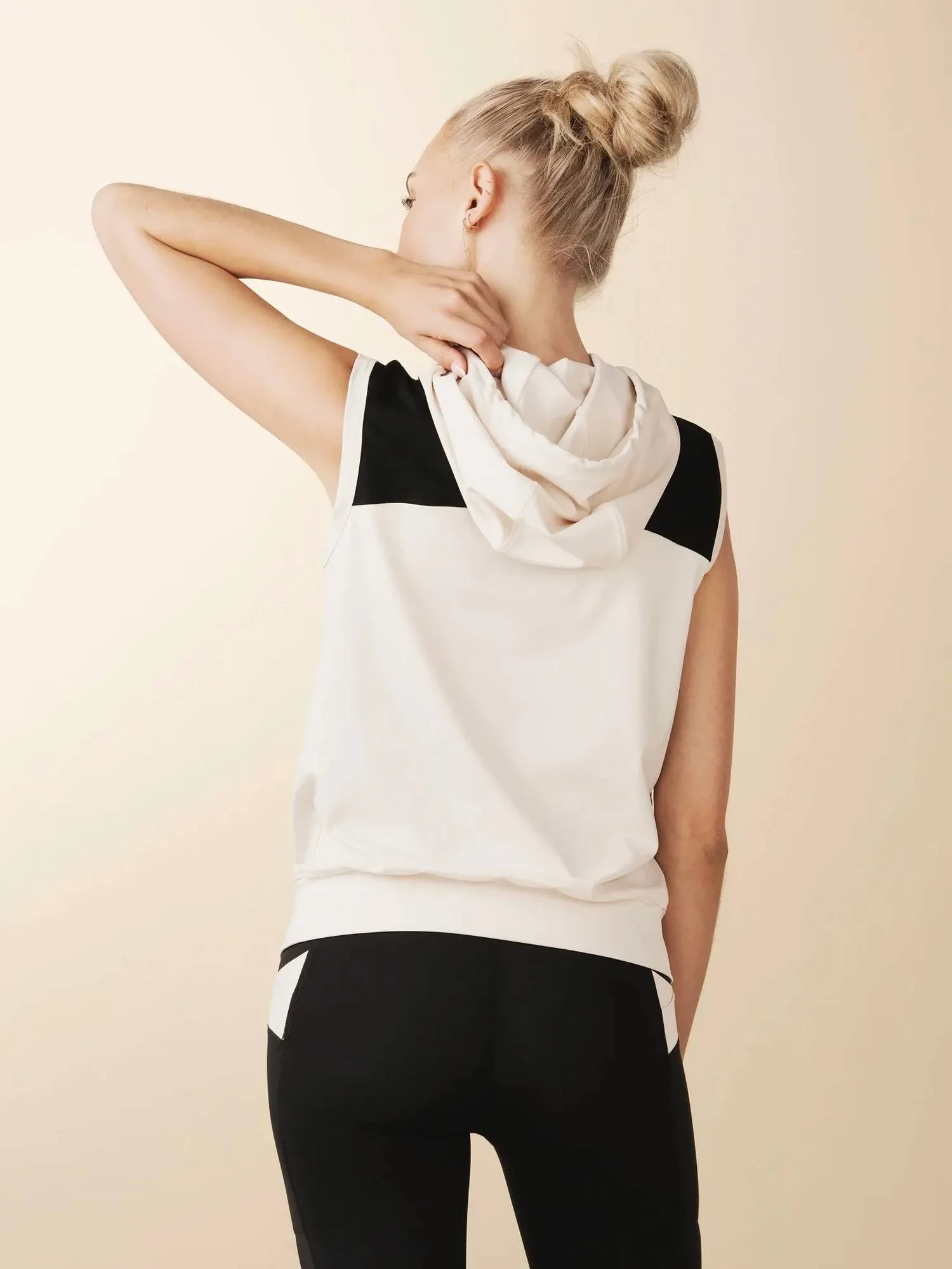Sleeveless Warm Up Hoodie In Dune/black